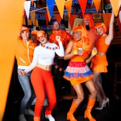 Goedkope Koningsdag pruik lang Oranje.