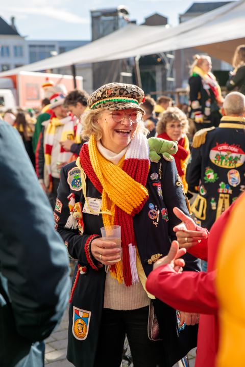 vrouw in carnavalsmode Oeteldonk