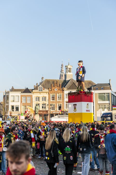 Standbeeld knillis in Oeteldonk