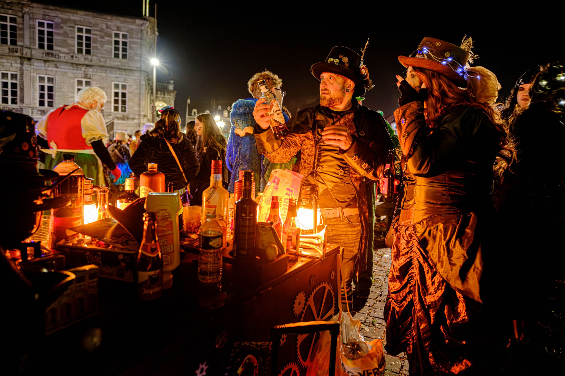 Vastelaovend vierders rondom tafel met drank