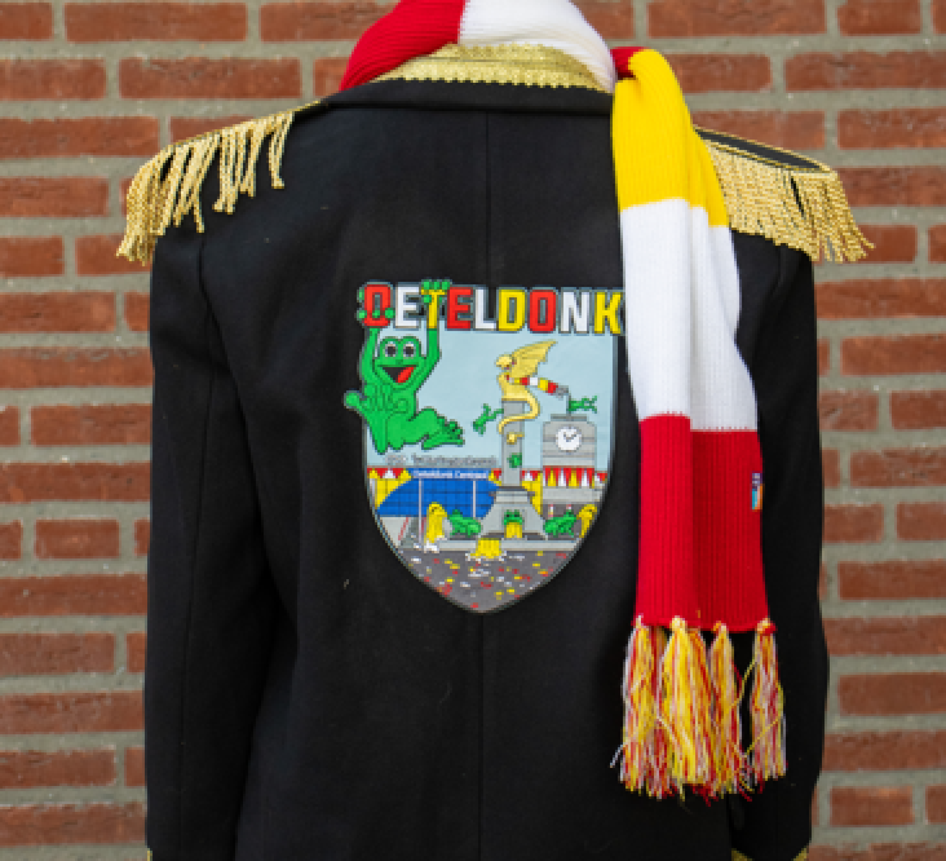 Rugembleem Oeteldonk op jasje bevestigd