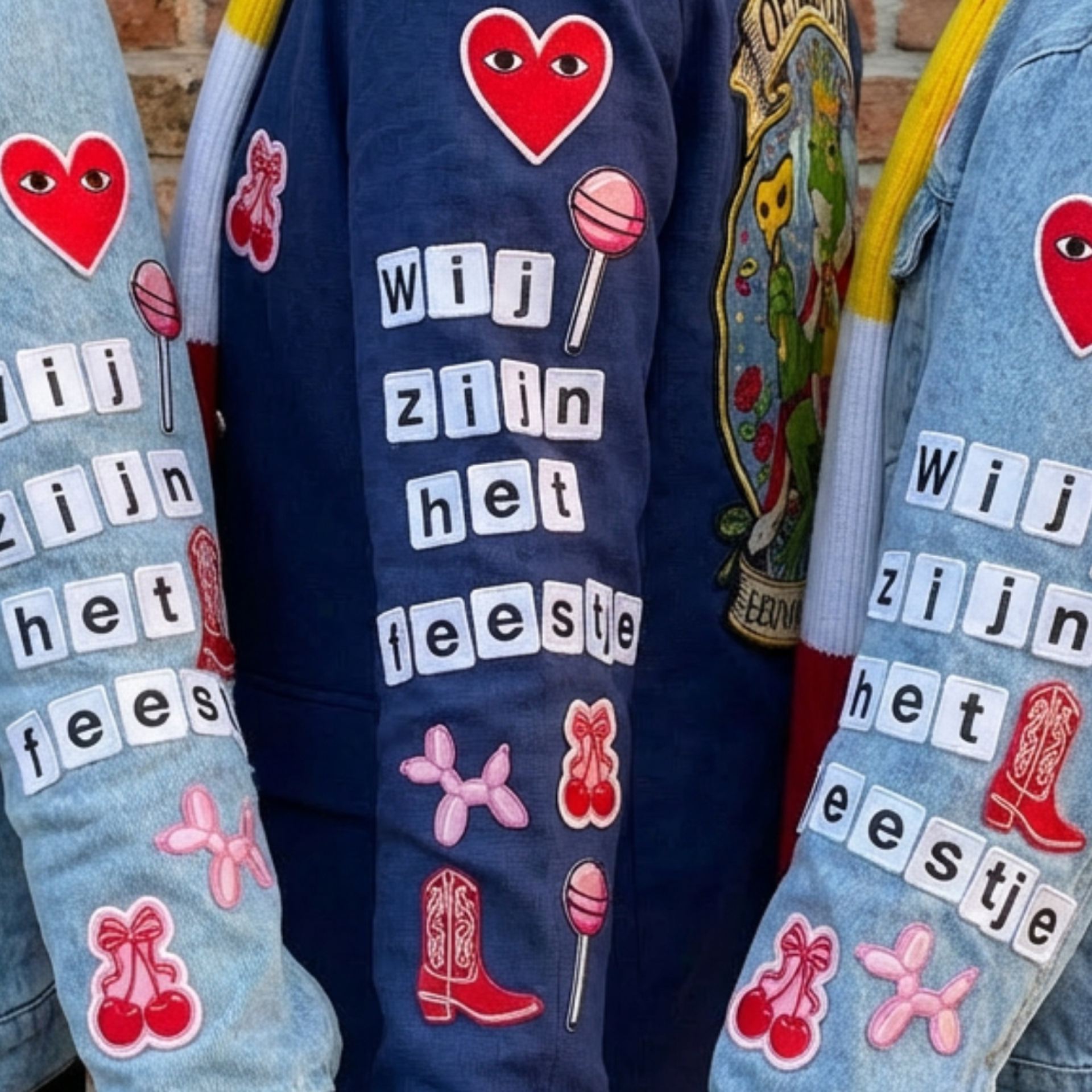 Oeteldonkstijl emblemen op jasjes bevestigd